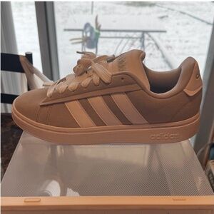 adidas Men’s Low-Top Sneakers in Cream and gray